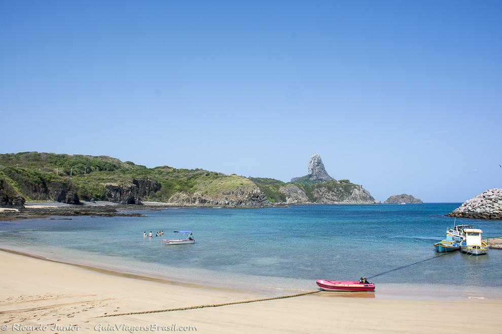 Praia do Porto de Santo Antônio, mergulho nos naufrágios, em Fernando de Noronha. Photograph by Ricardo Junior / www.ricardojuniorfotografias.com.br