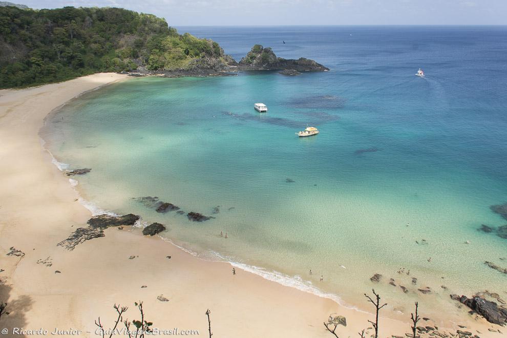 Praia do Sancho, considerada a mais linda do Brasil, em Fernando de Noronha. Photograph by Ricardo Junior / www.ricardojuniorfotografias.com.br