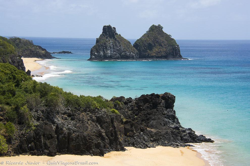 Famoso cartão-postal: a Praia do Boldró e o Morro Dois Irmãos, em Fernando de Noronha. Photograph by Ricardo Junior / www.ricardojuniorfotografias.com.br