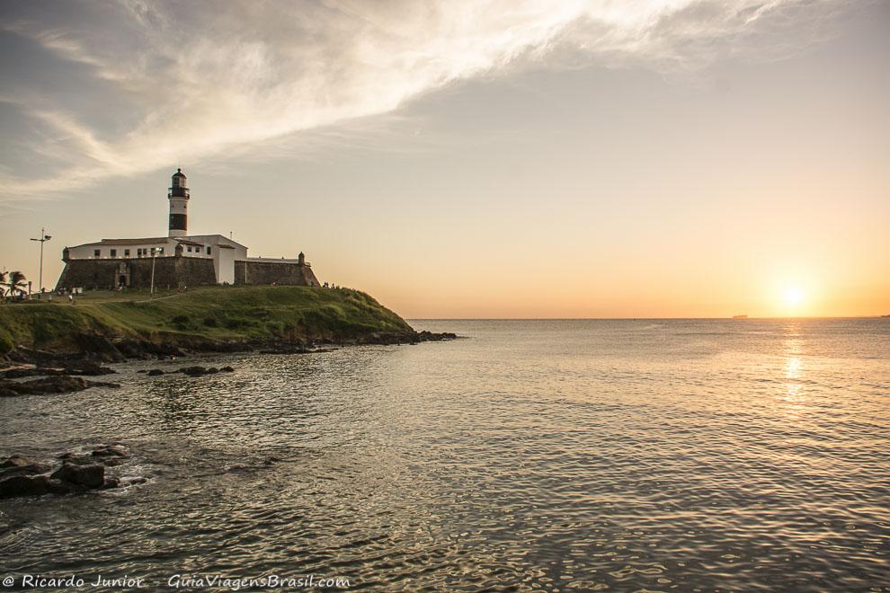 O Farol da Barra ou Farol de Santo Antônio, localizado no Forte de mesmo nome, reúne centenas de pessoas para apreciar o por do sol. Photograph by Ricardo Junior / www.ricardojuniorfotografias.com.br