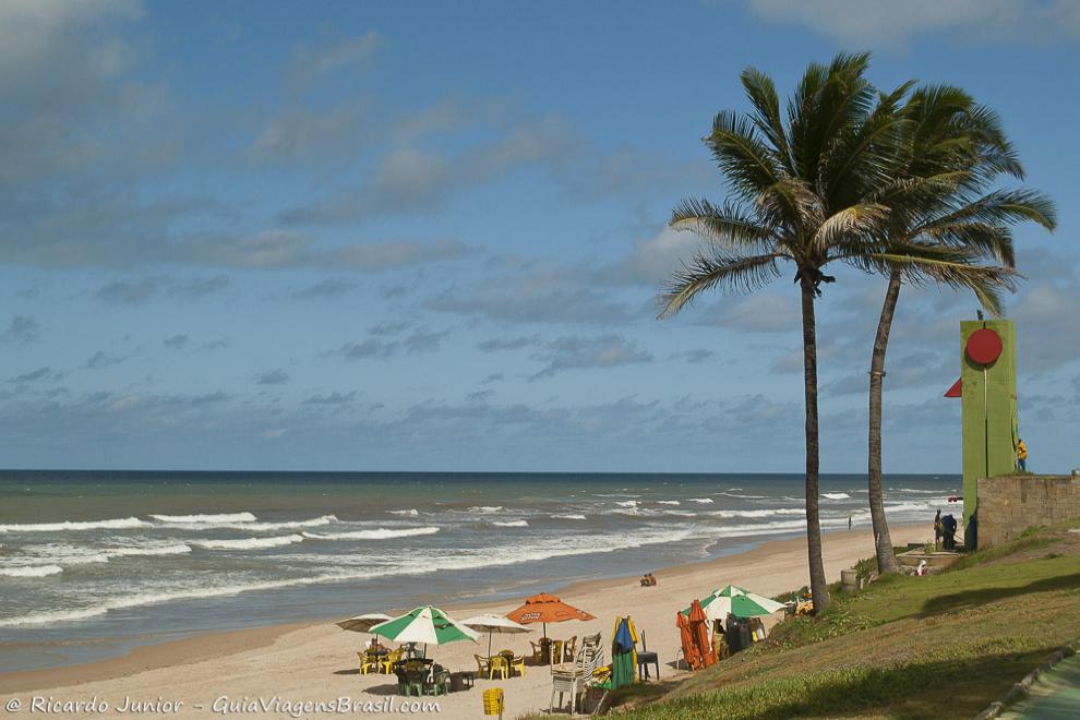 Praia de Jaguaribe, ótimas ondas para o surf, em Salvador. Photograph by Ricardo Junior / www.ricardojuniorfotografias.com.br