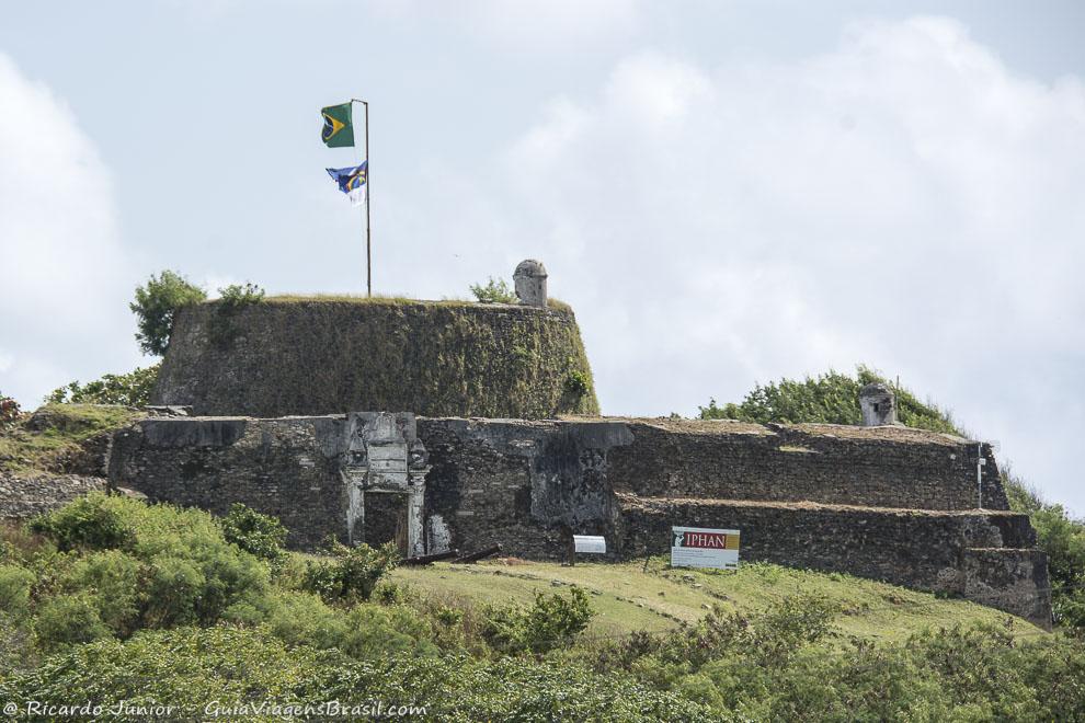 Fortaleza de Nossa Senhora dos Remédios, perto da Vila dos Remédios, em Fernando de Noronha. Photograph by Ricardo Junior / www.ricardojuniorfotografias.com.br