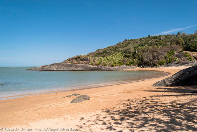 A linda Praia Vermelha, uma das mais desertas de Guarapari, no Espírito Santo. Photograph by Ricardo Junior / www.ricardojuniorfotografias.com.br