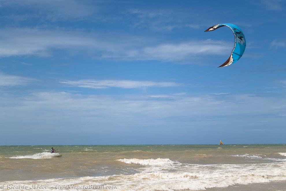 Ventos bons para os praticantes de kitesurf, na Praia Canoa Quebrada, no Ceará. Photograph by Ricardo Junior / www.ricardojuniorfotografias.com.br