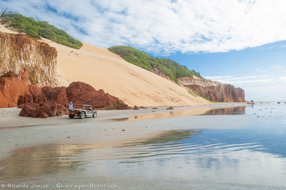 Parada do passeio de bugue até Ponta Grossa, a 54 km de Canoa Quebrada. Photograph by Ricardo Junior / www.ricardojuniorfotografias.com.br