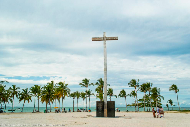 Cruz simbolizando a primeira missa rezada no Brasil, na Praia Coroa Vermelha, em Santa Cruz Cabrália, na Bahia. Photograph by Ricardo Junior / www.ricardojuniorfotografias.com.br