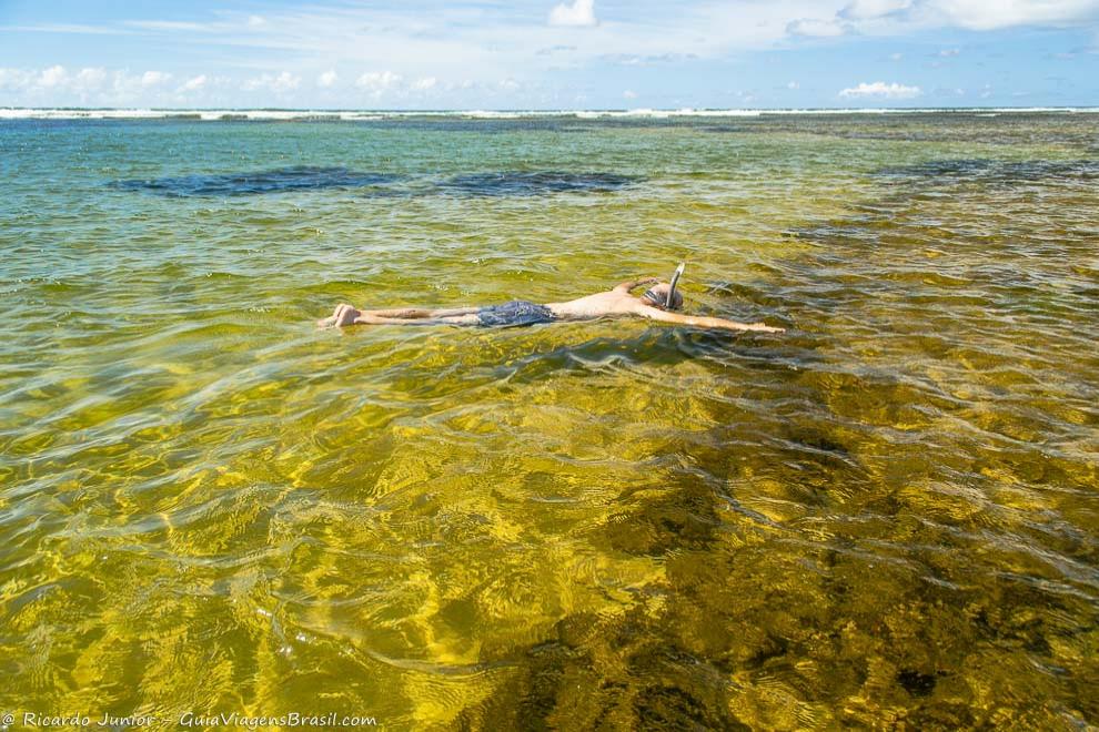 Mergulho na piscina natural da Praia Papa Gente, na Praia do Forte, Bahia. Photograph by Ricardo Junior / www.ricardojuniorfotografias.com.br