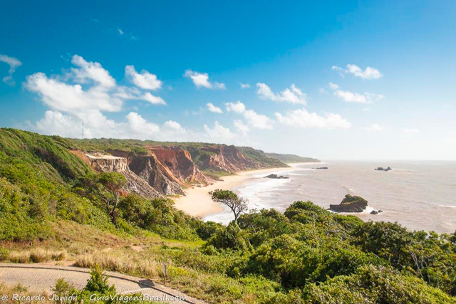 A parte 'vestida' da Praia de Tambaba, vista do mirante local, em Conde, Paraíba. Photograph by Ricardo Junior / www.ricardojuniorfotografias.com.br