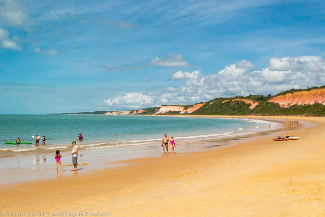 Praia de Pitinga, uma das primeiras de Arraial D'Ajuda cercada de verde e falésias coloridas. Photograph by Ricardo Junior / www.ricardojuniorfotografias.com.br