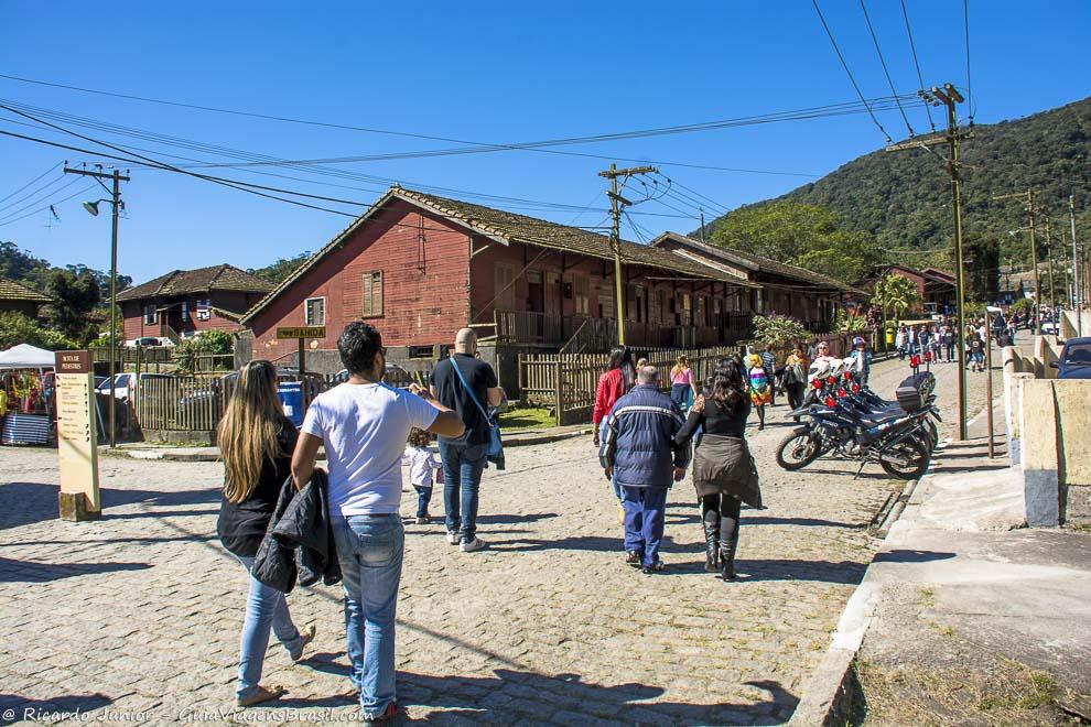 Visitantes passeando pela parte baixa da vila entre as antigas construções inglesas de madeira. Photograph by Ricardo Junior / www.ricardojuniorfotografias.com.br