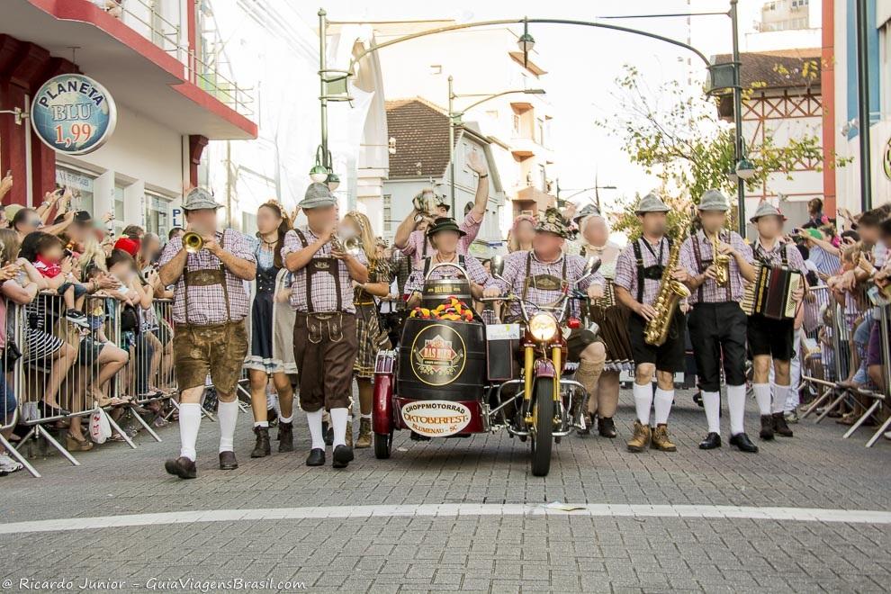 Desfile da Oktoberfest, em Blumenau, Santa Catarina. Photograph by Ricardo Junior / www.ricardojuniorfotografias.com.br