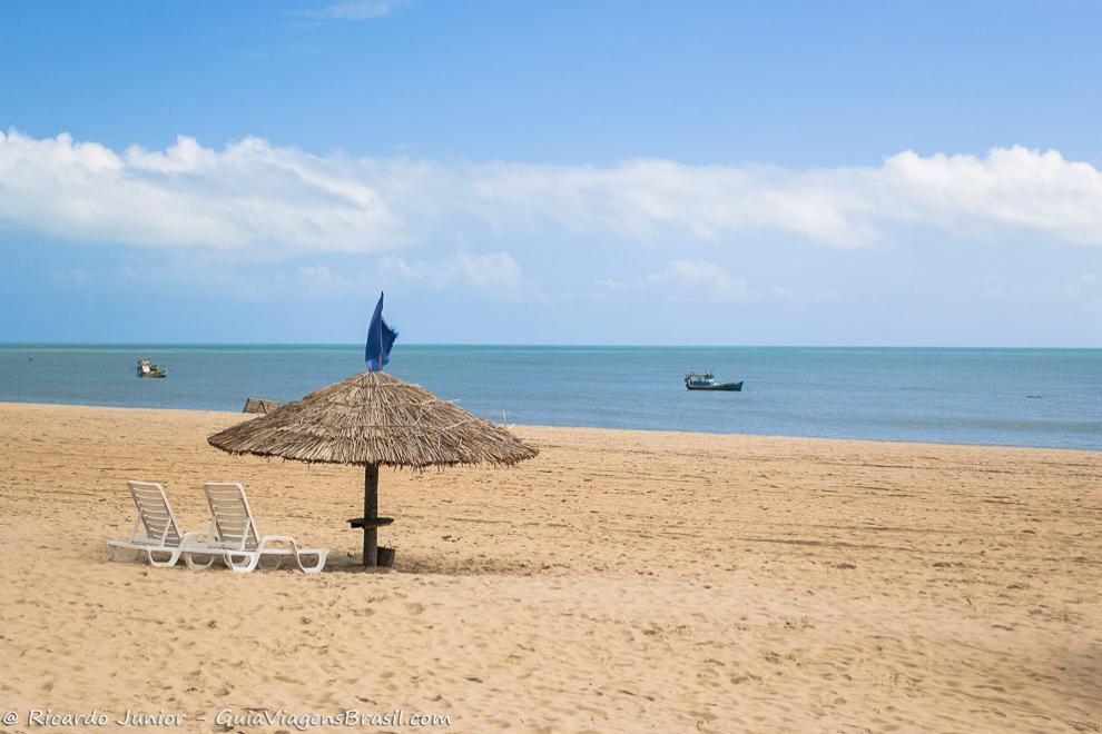 Quiosque rústico e espreguiçadeiras para sua praia ficar mais confortável, na Praia do Maceió, em São Miguel do Gostoso, RN. Photograph by Ricardo Junior / www.ricardojuniorfotografias.com.br