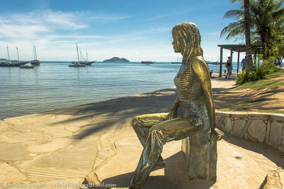 A famosa réplica em bronze de Brigitte Bardot, atriz que passou por Búzios e deu nome a atual Orla. Photograph by Ricardo Junior / www.ricardojuniorfotografias.com.br