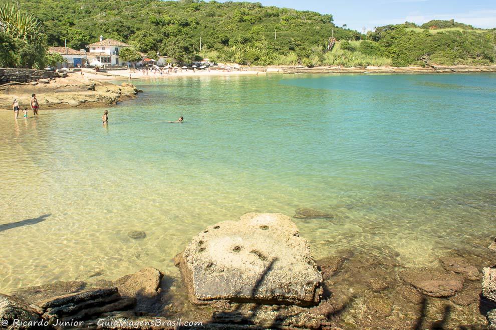 A Praia Azedinha mais parece uma imensa piscina natural, deliciosa para mergulhos e banhos relaxantes, em Búzios, Rio de Janeiro. Photograph by Ricardo Junior / www.ricardojuniorfotografias.com.br