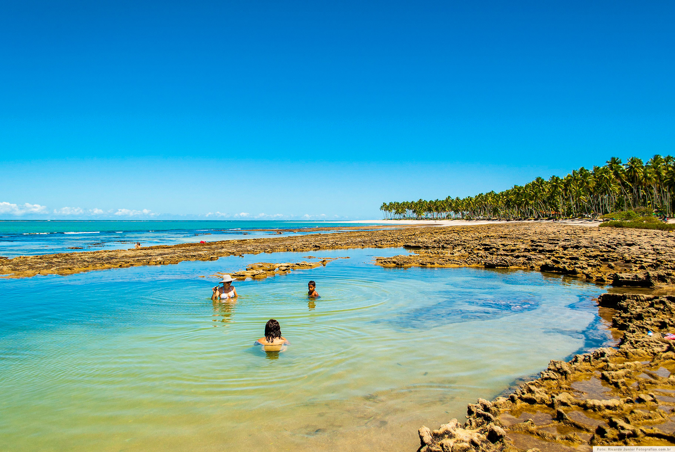 Foto piscinas naturais Praia de Carneiros, em Tamandaré, PE.