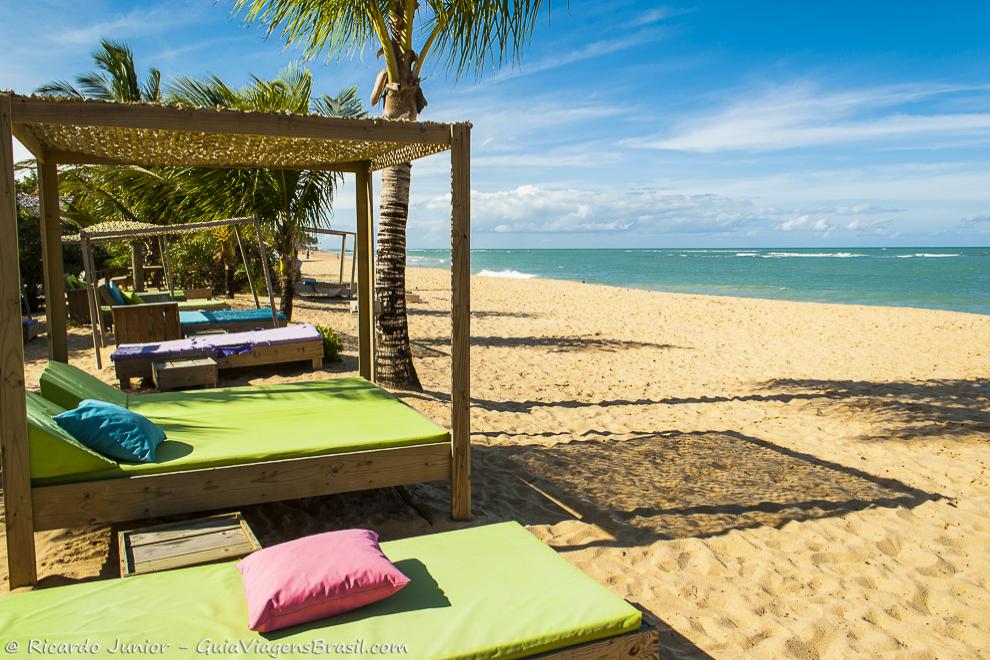 As charmosas e requintadas barracas a beira-mar da Praia do Rio Verde, em Trancoso, na Bahia. Photograph by Ricardo Junior / www.ricardojuniorfotografias.com.br