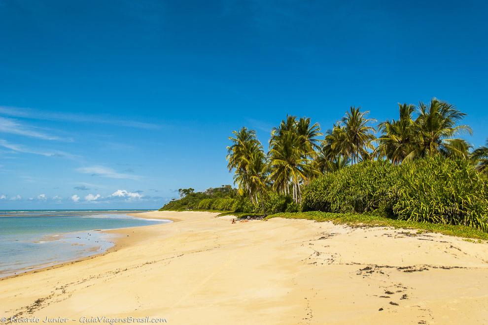 Praia Ponta de Itapororoca, em Trancoso, na Bahia. Photograph by Ricardo Junior / www.ricardojuniorfotografias.com.br