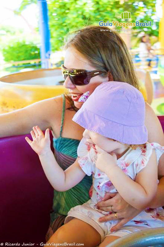 Foto mãe e filha curtindo brinquedo no Beto Carrero World, Penha, SC.