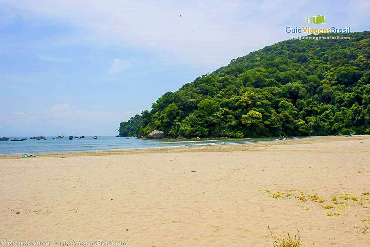 Foto da orla da Praia de Perequê, no Guarujá, SP.