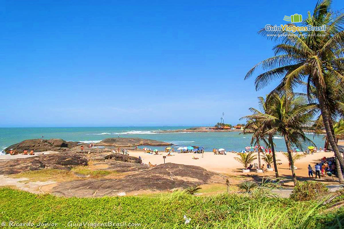 Foto orla da Praia dos Namorados, em Guarapari, ES.