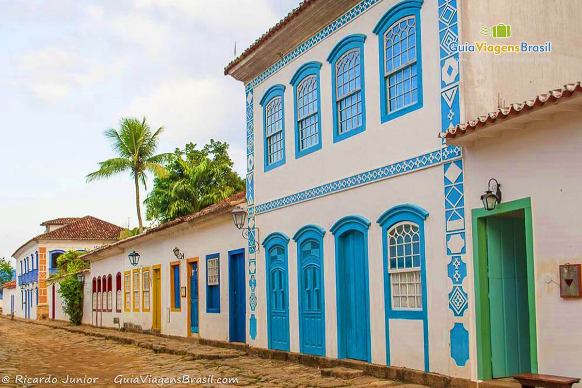 Foto casarões antigos no centro histórico de Paraty, RJ.