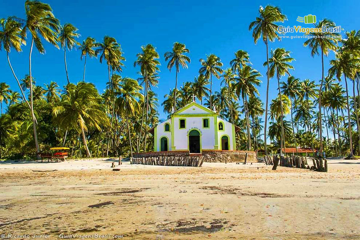 Foto da Igreja de São Benedito na orla de coqueirais da Praia de Carneiros, Tamandaré, PE.