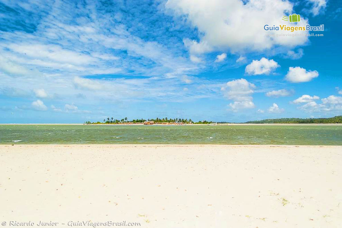 Foto praia tranquila na Ilha de Itamaracá, PE.