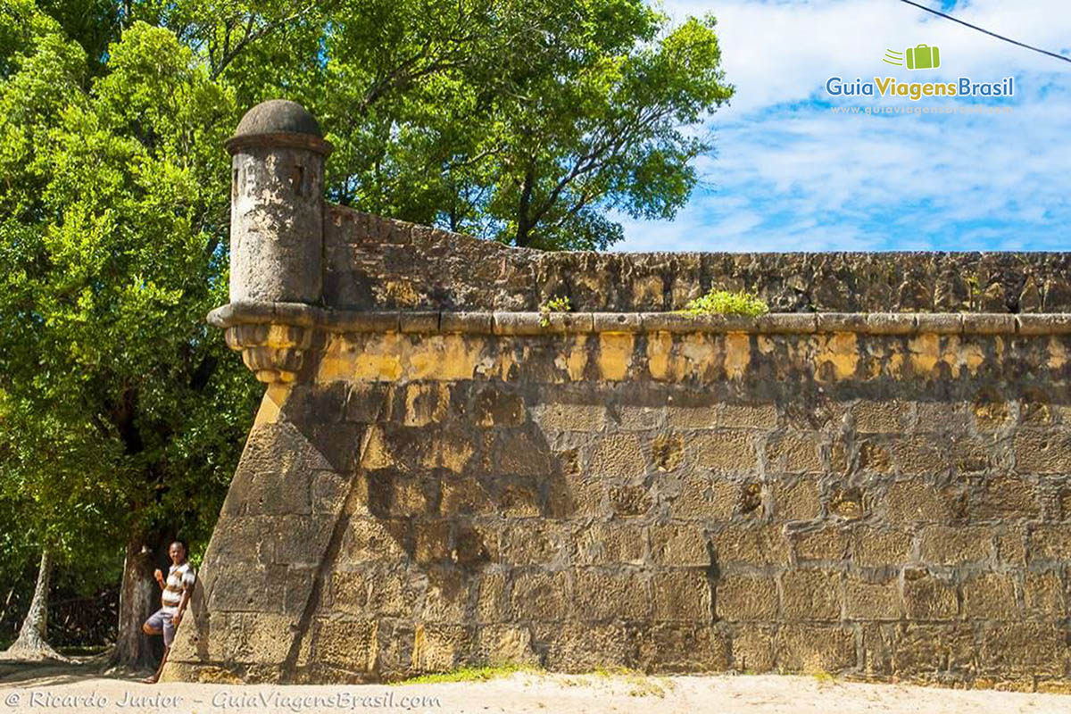 Foto das muralhas do Forte Orange, na Ilha de Itamaracá, PE.