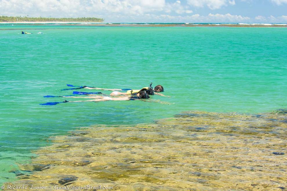 Foto casal mergulhando com snorkel na Praia de Taipu de Fora, um lugar paradisíaco da Península de Maraú, BA.