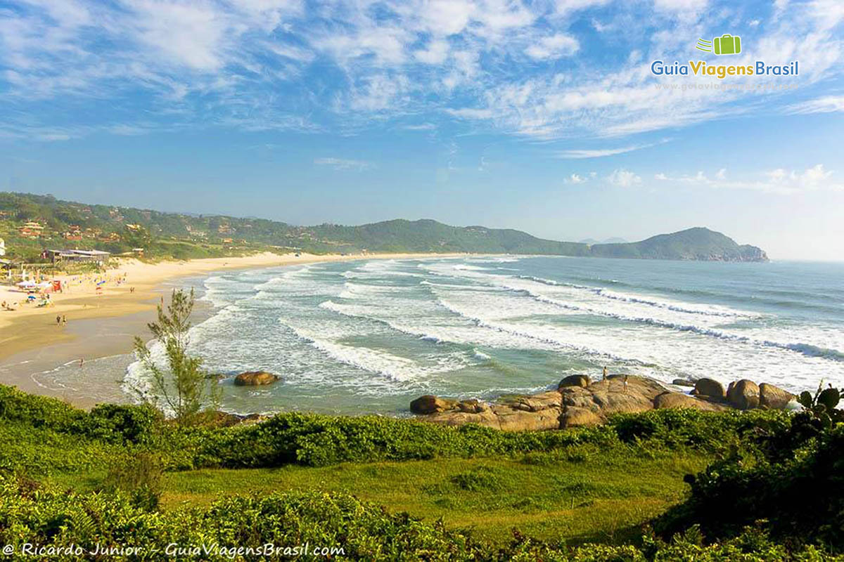 Imagem da Praia do Rosa vista do mirante, em Imbituba, SC.