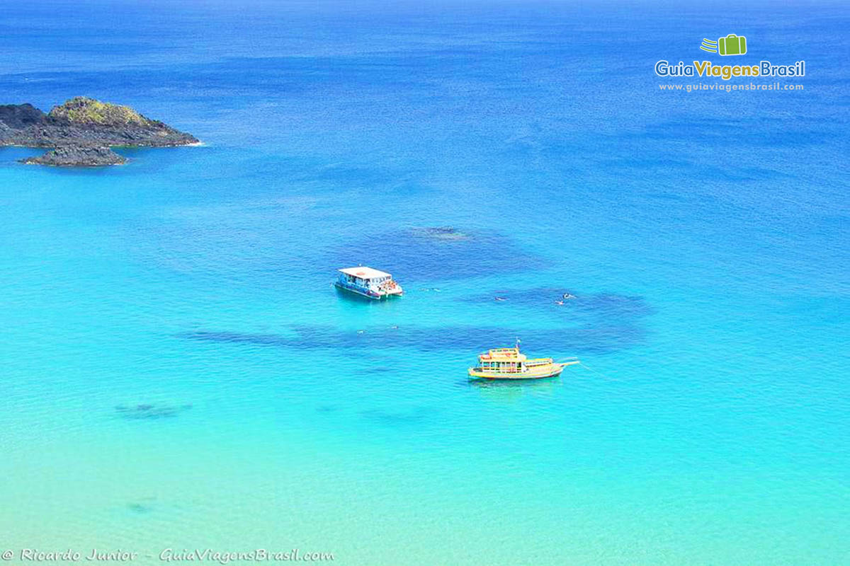 Foto barcos na Baía do Sancho, Fernando de Noronha, PE.