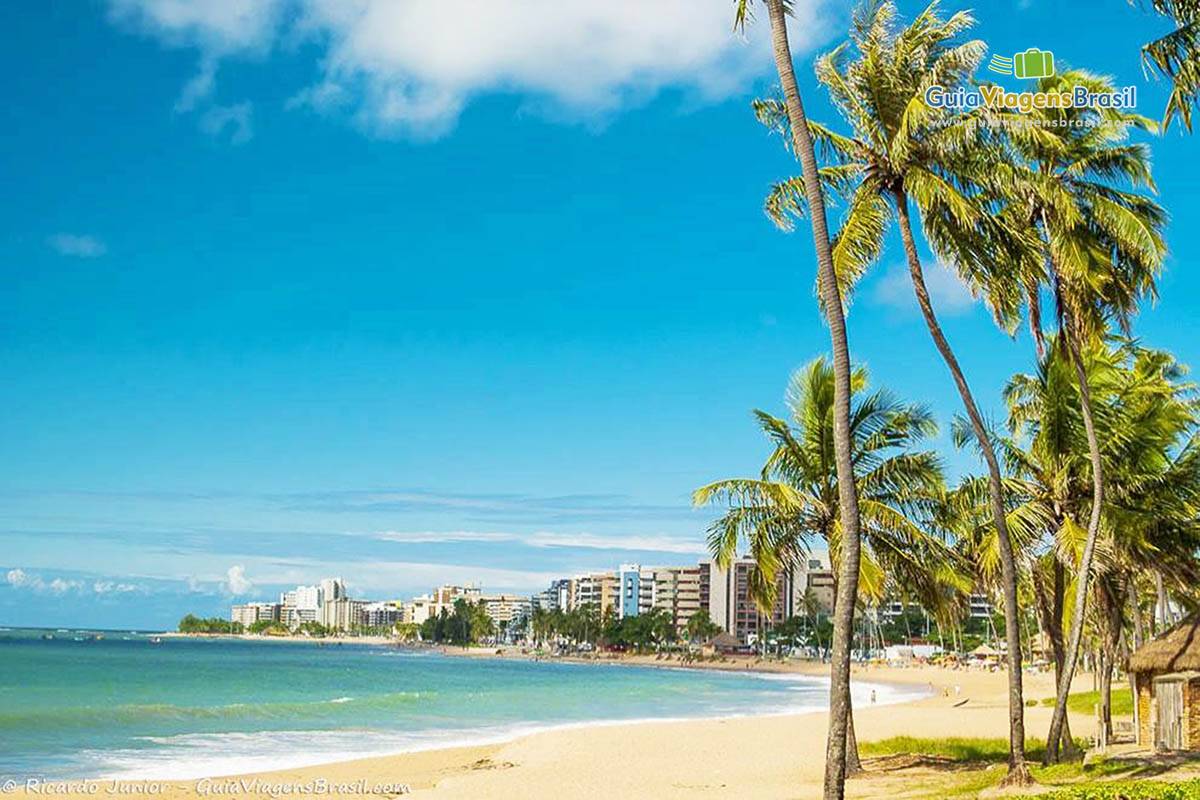 Foto da bela orla urbana da Praia de Jatiúca, em Maceió, AL.