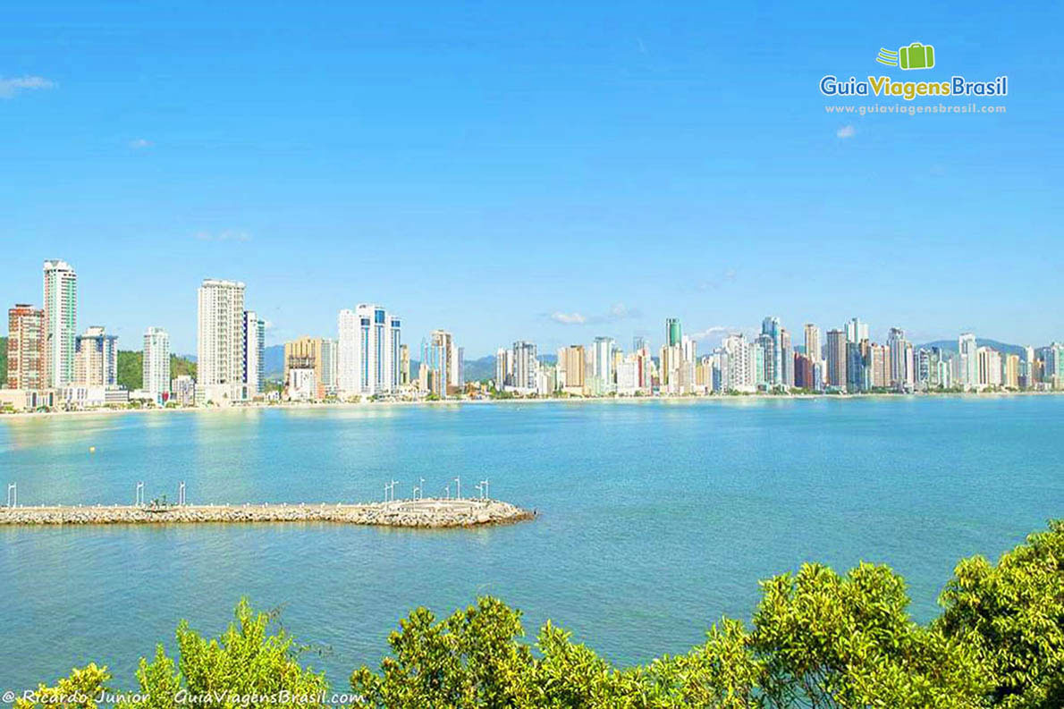 Foto da vista de longe de Balneário Camboriú, SC.