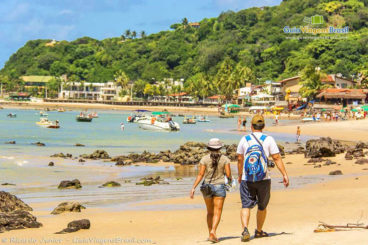 Foto de casal de turistas na Praia de Pipa, RN.