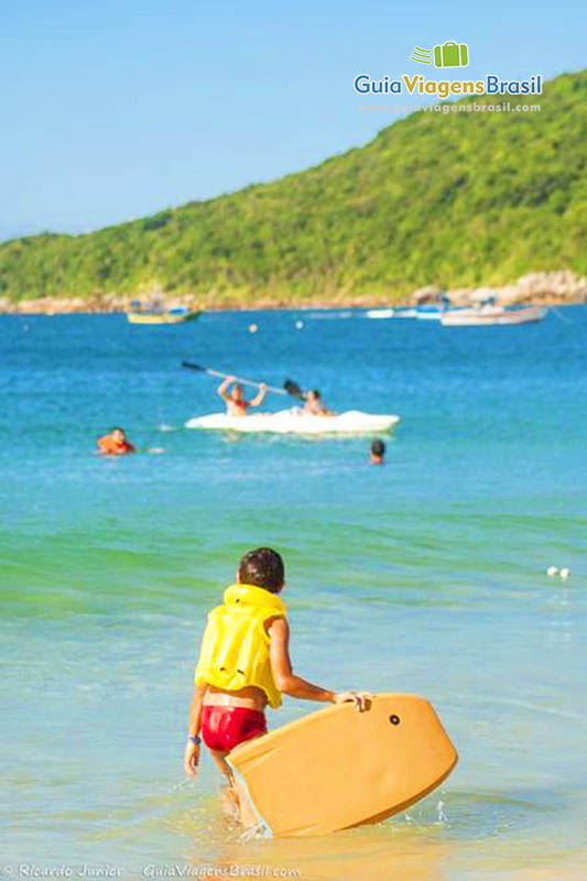 Foto criança no mar da Praia dos Ingleses, em Florianópolis