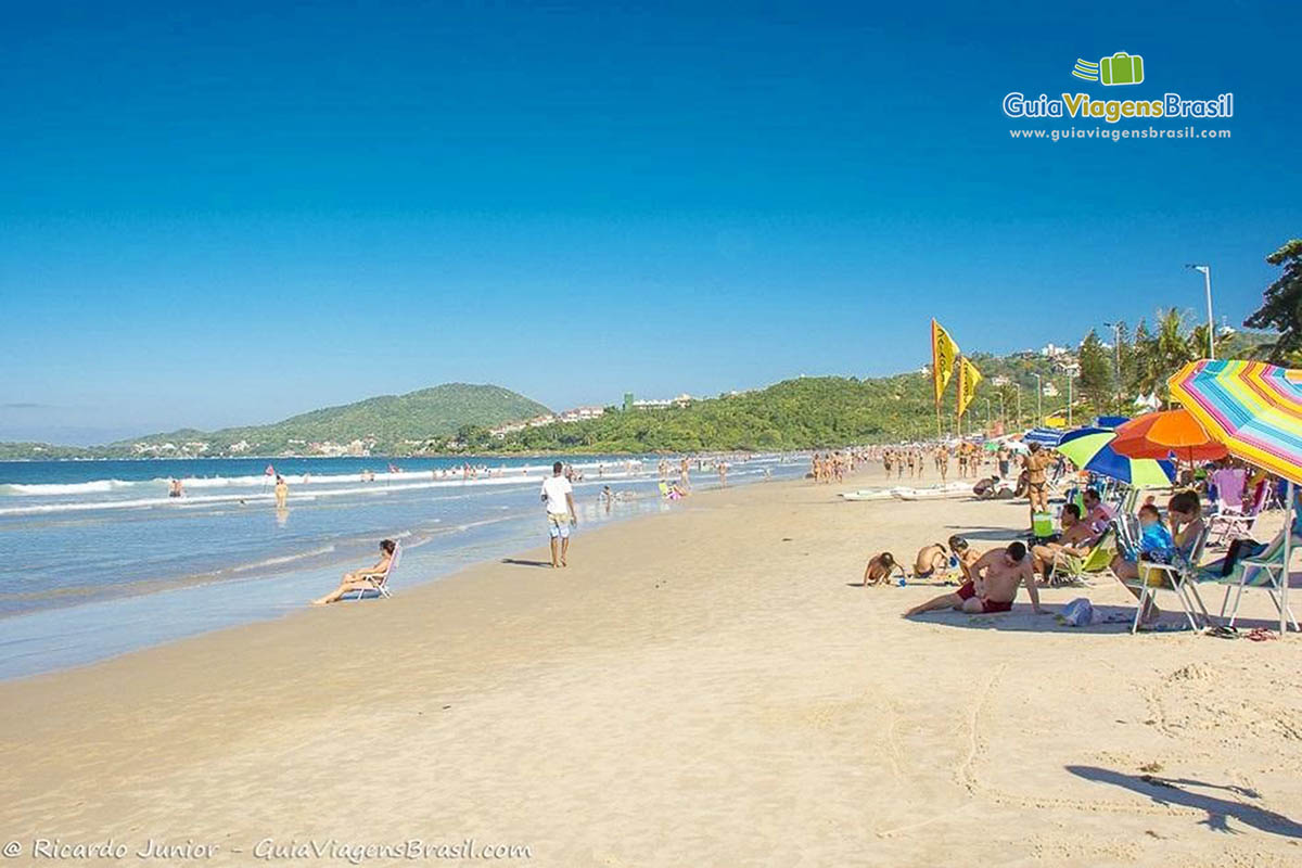 Foto orla da Praia de Bombas, em Bombinhas