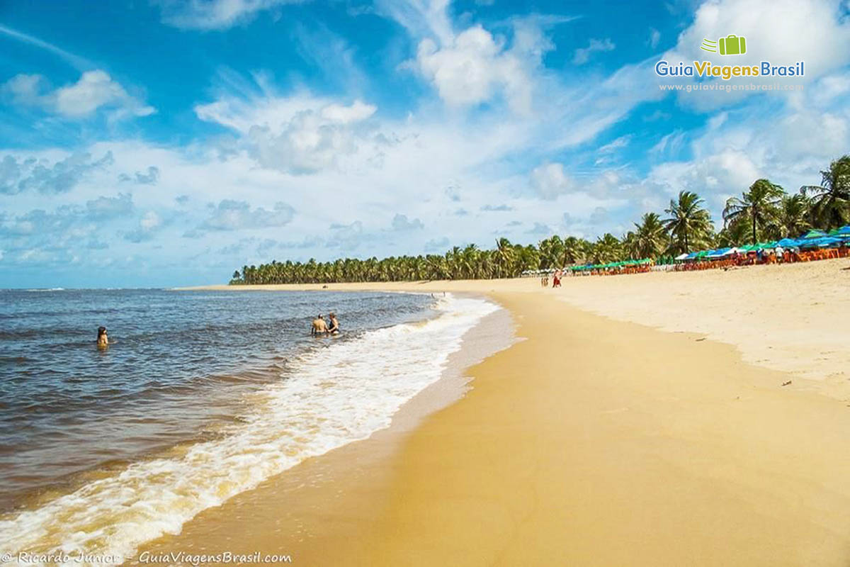 Foto da orla da Praia do Gunga.