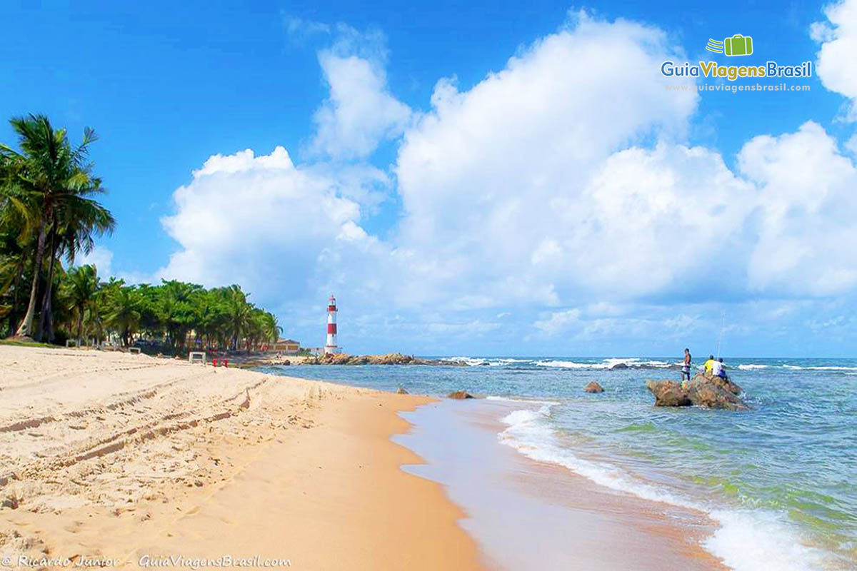 Foto da orla da Praia de Itapuã, Salvador.