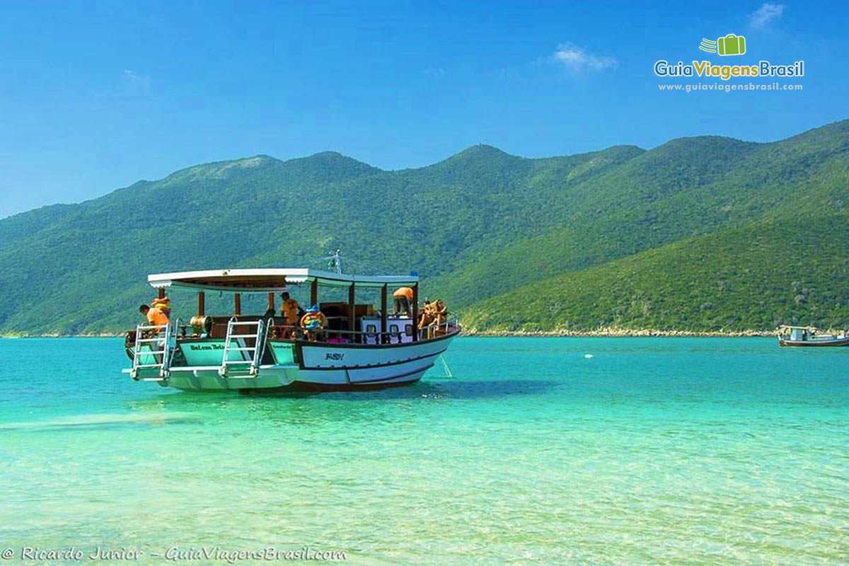 Foto barco na Praia do Pontal do Atalaia, em Arraial do Cabo, RJ.