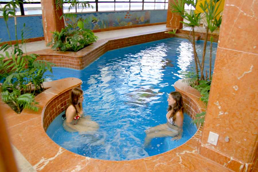 Foto da piscina interna do Hotel Villa do Mar.