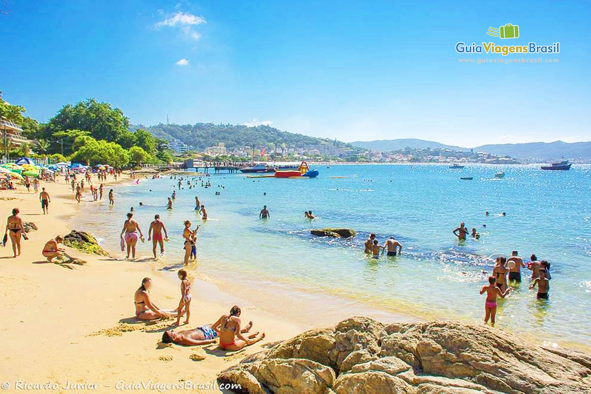 Foto orla da Praia da Lagoinha, em Bombinhas.