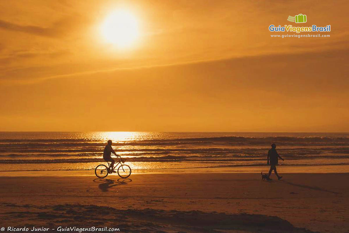 Foto pôr do Sol na Meia Praia, SC.