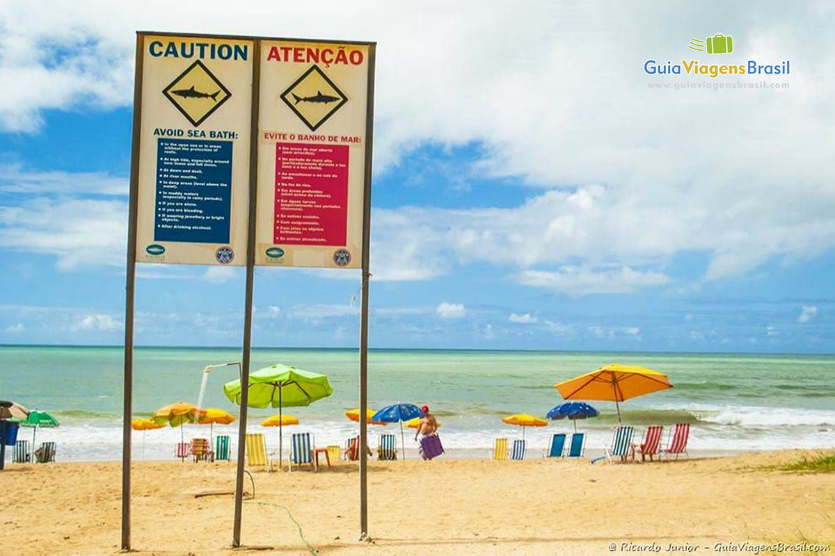 Foto placa alerta de tubarões, Praia de Boa Viagem, PE.