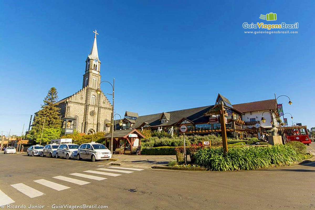 Foto centro de Gramado e Igreja São Pedro, RS.