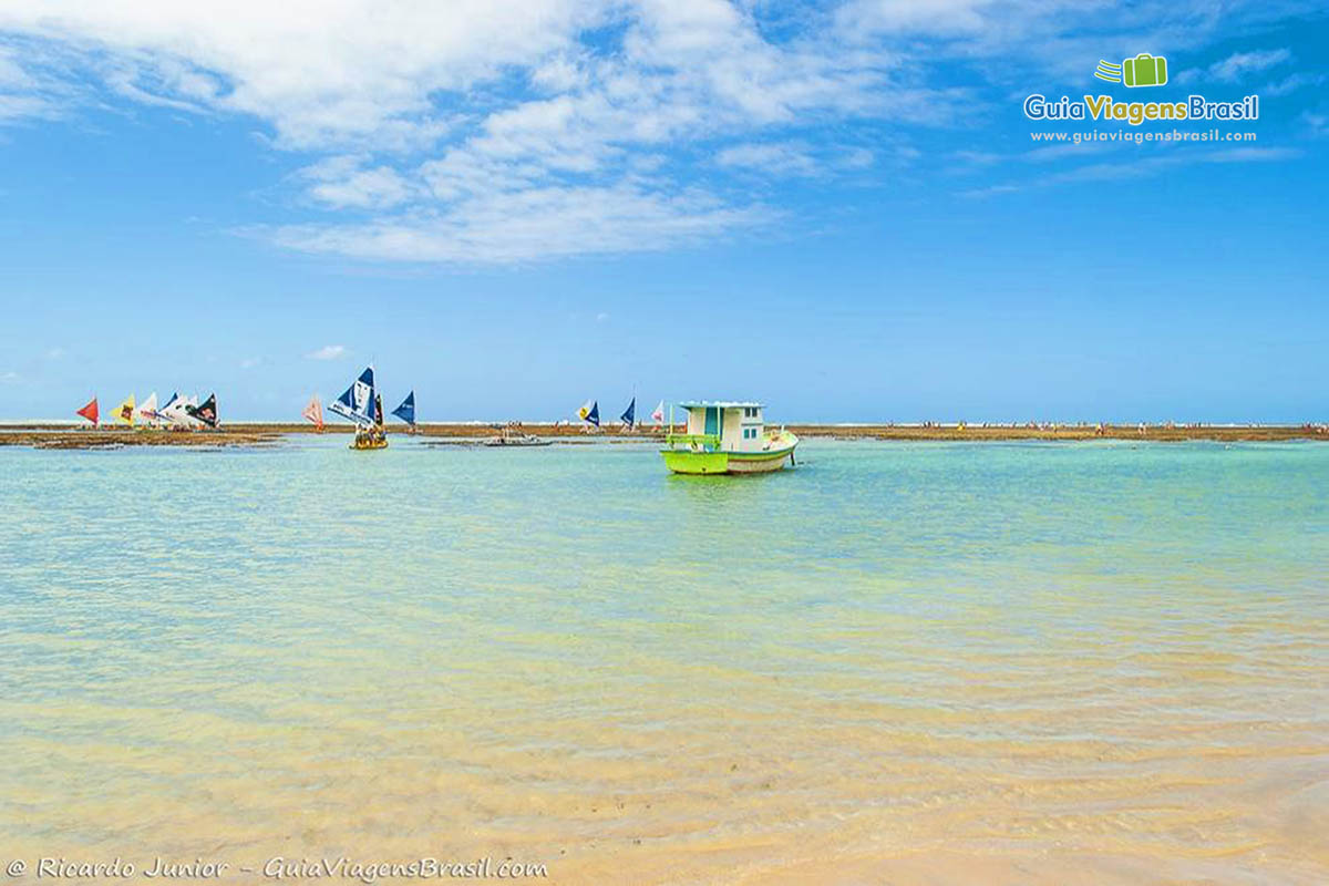 Foto mar azul da Praia de Porto de Galinhas, PE.