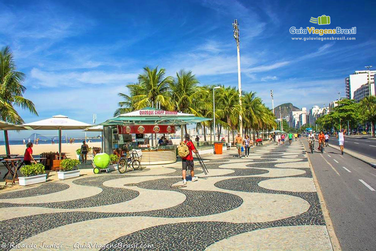 Foto calçadão na orla da Praia de Copacabana, RJ.