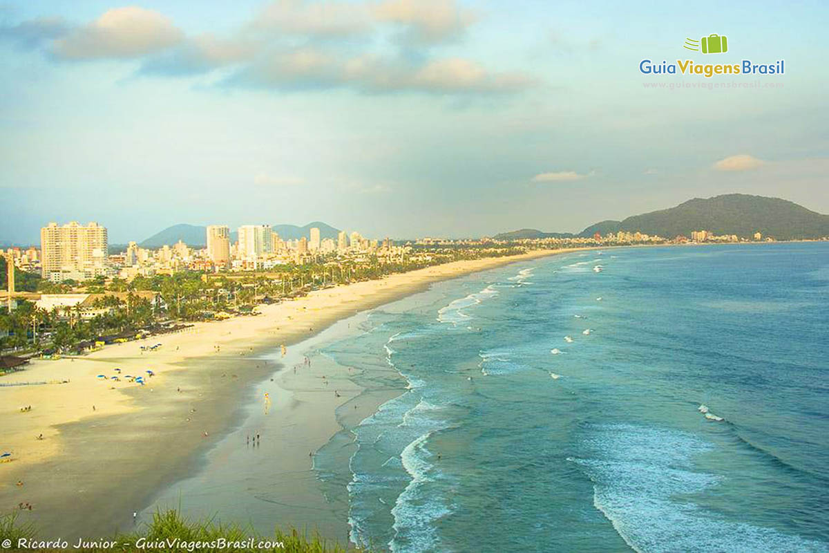 Foto orla Praia da Enseada, Guarujá, SP.