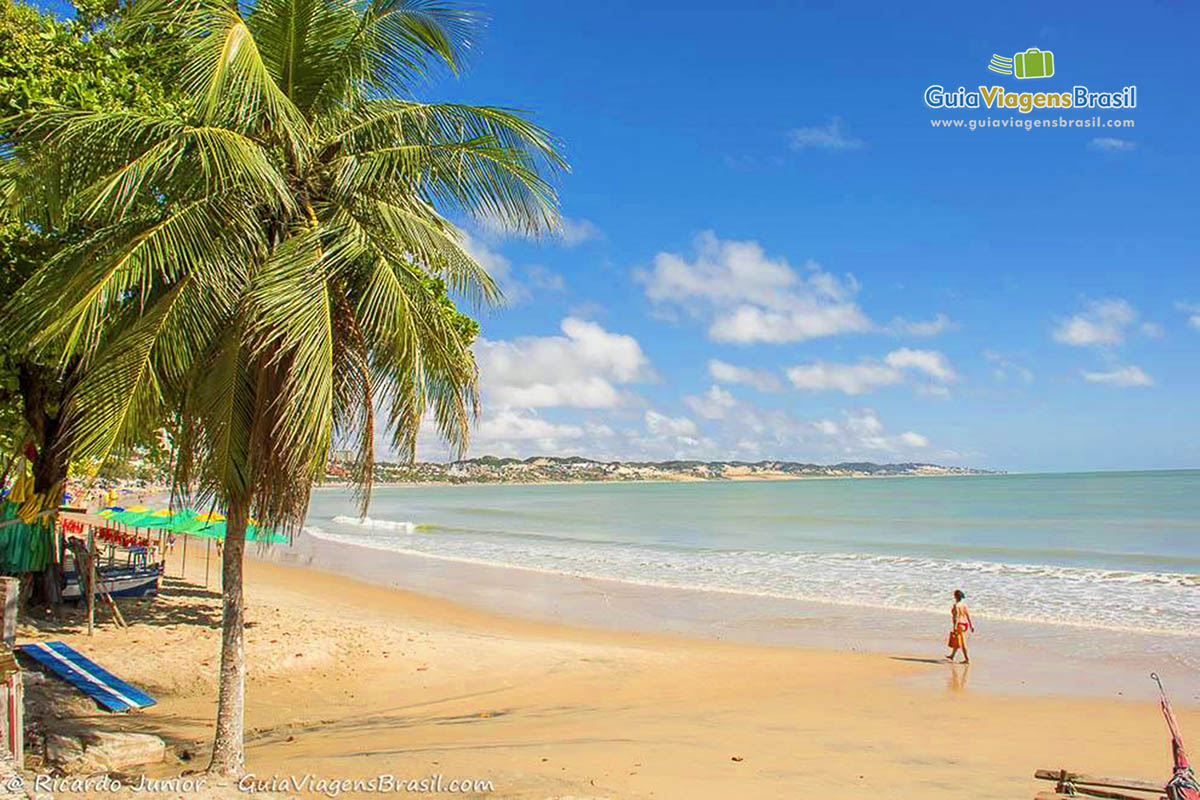 Foto mar azul na Praia de Ponta Negra, Natal, RN.