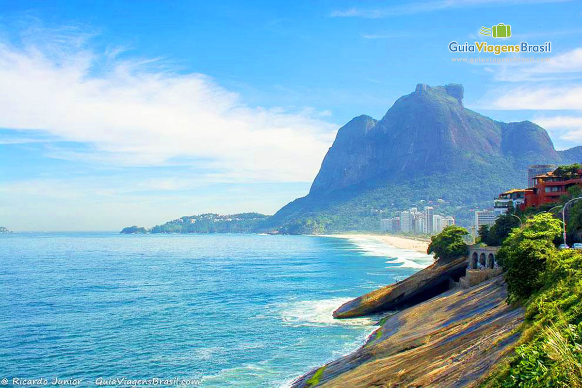 Foto bela orla da Praia de São Conrado, Rio de Janeiro, RJ.