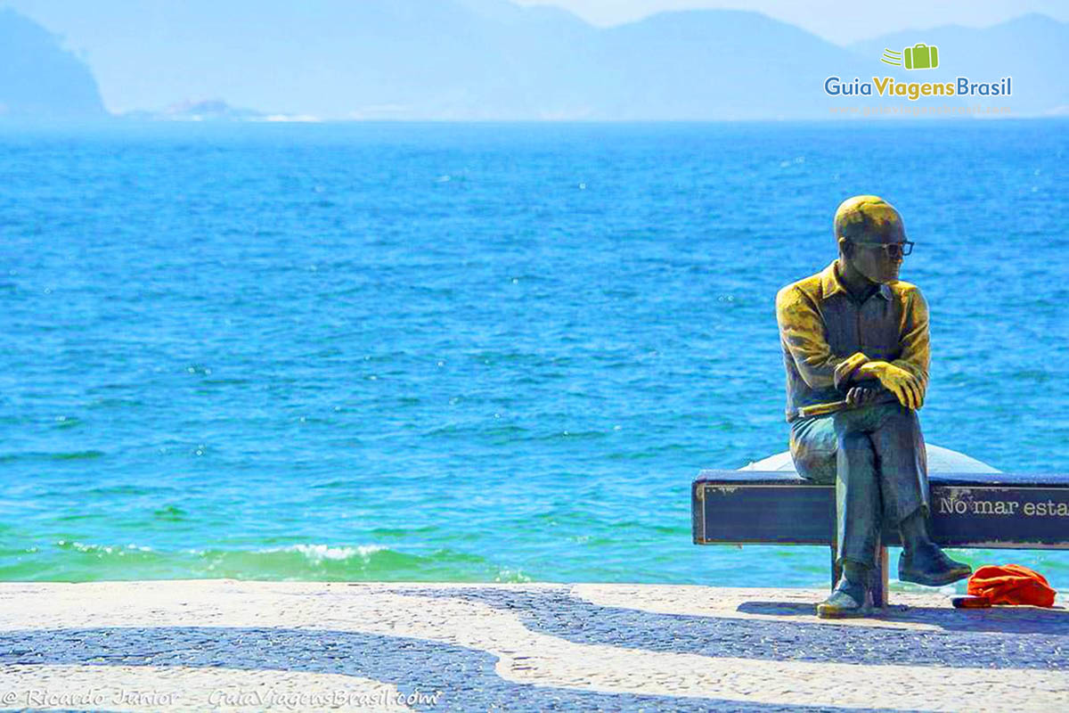 Foto Estátua de Carlos Drummond de Andrade, Praia de Copacabana, Rio de Janeiro, RJ.